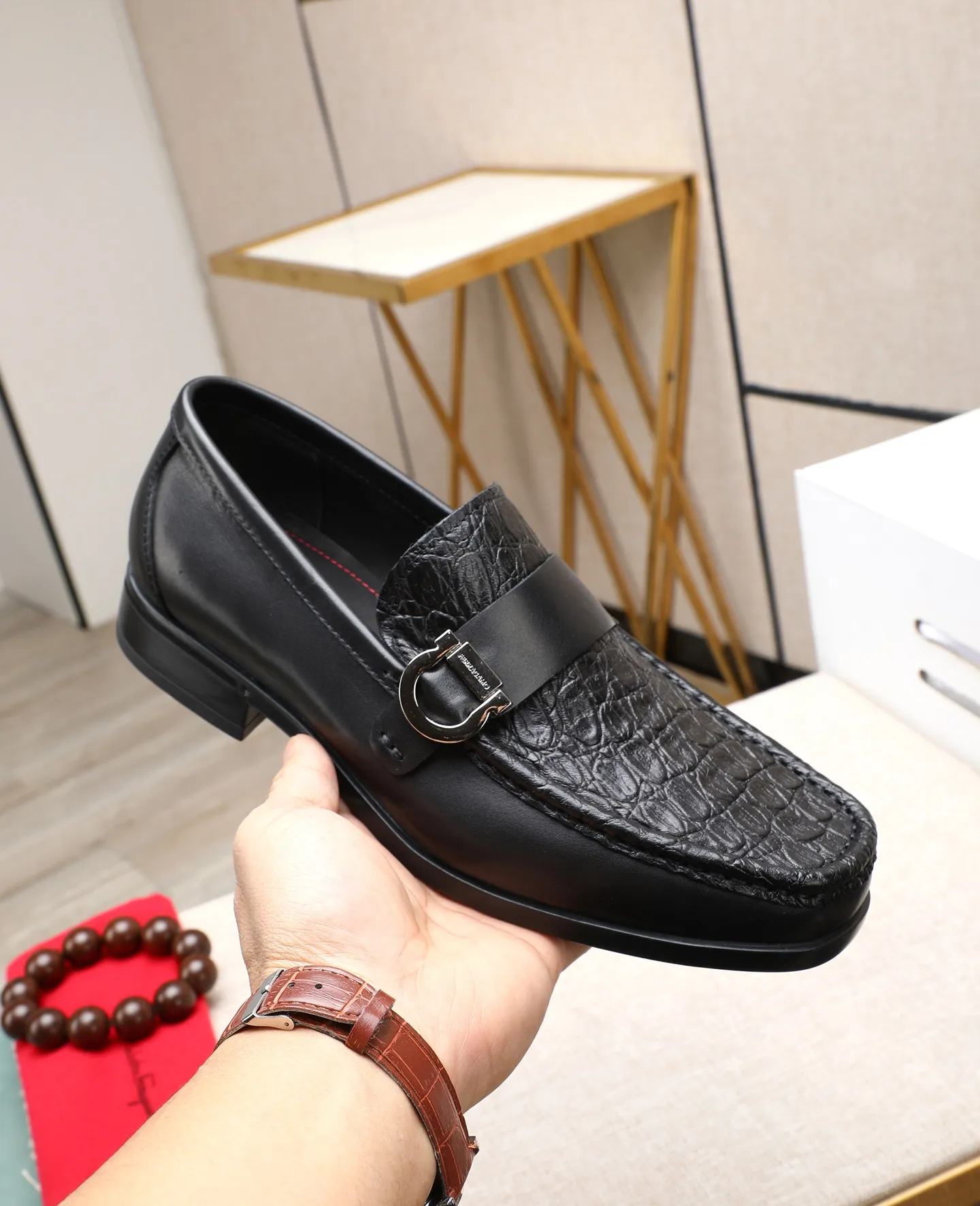 Men's clothing and shoes 💰700📛📛High-end goods! Salvatore Ferragamo is the world's top luxury footwear brand. It comes from Italy, the kingdom of fashion. It is famous all over the world for its traditional handmade design and novel styles... 🚶🏻🚶🏻 Top-quality suit shoes are sold simultaneously at the counter. This style is purely handmade. The fabric is imported Italian calfskin➕soft water-dyed cowhide lining. Specially available with original deep rubber outsole🌀🌀Size: 38➖44